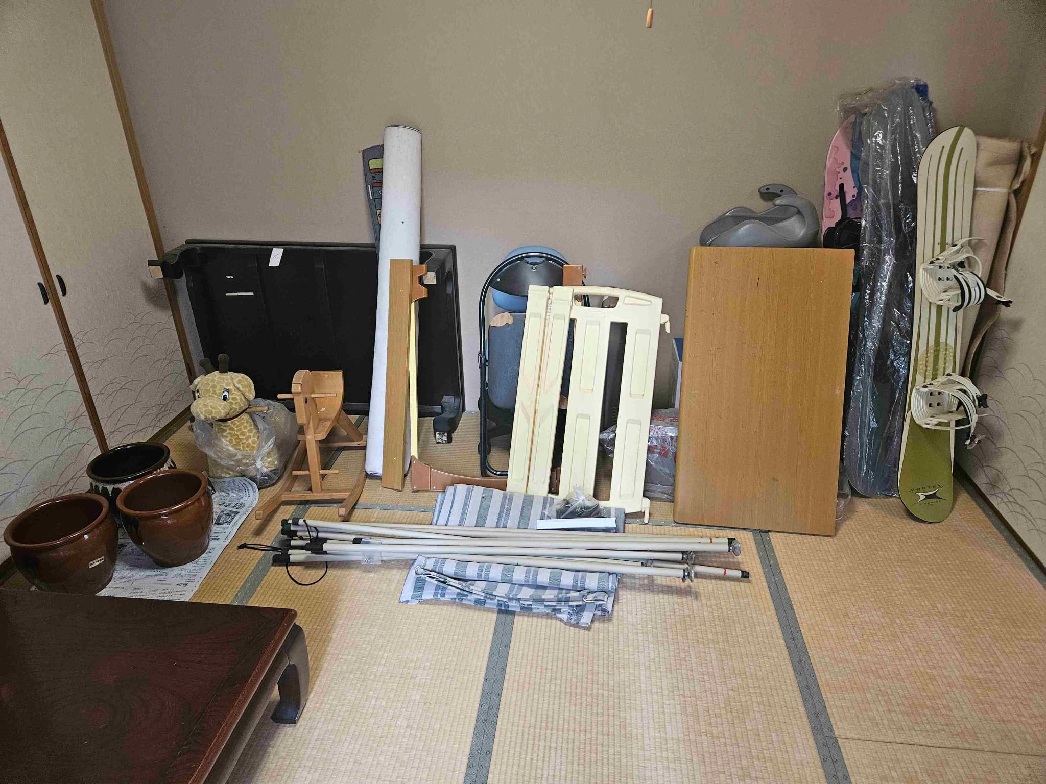 津島市【不用品回収】スノーボード、机、椅子、毛布、壺の作業前